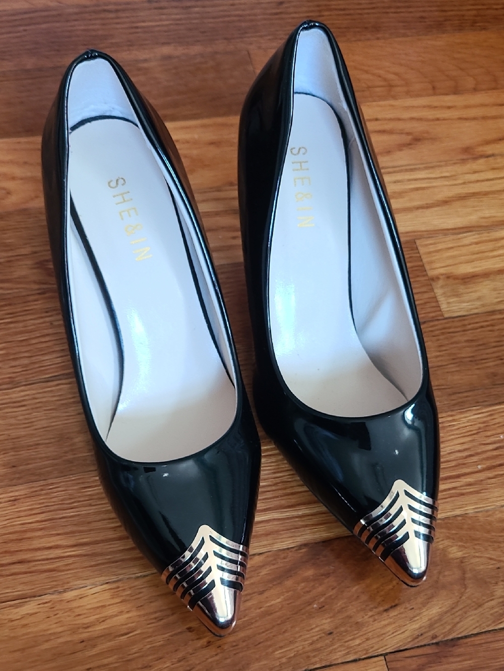 NWOT She & In Black And Gold Metallic Stiletto Pointy Toe Heels